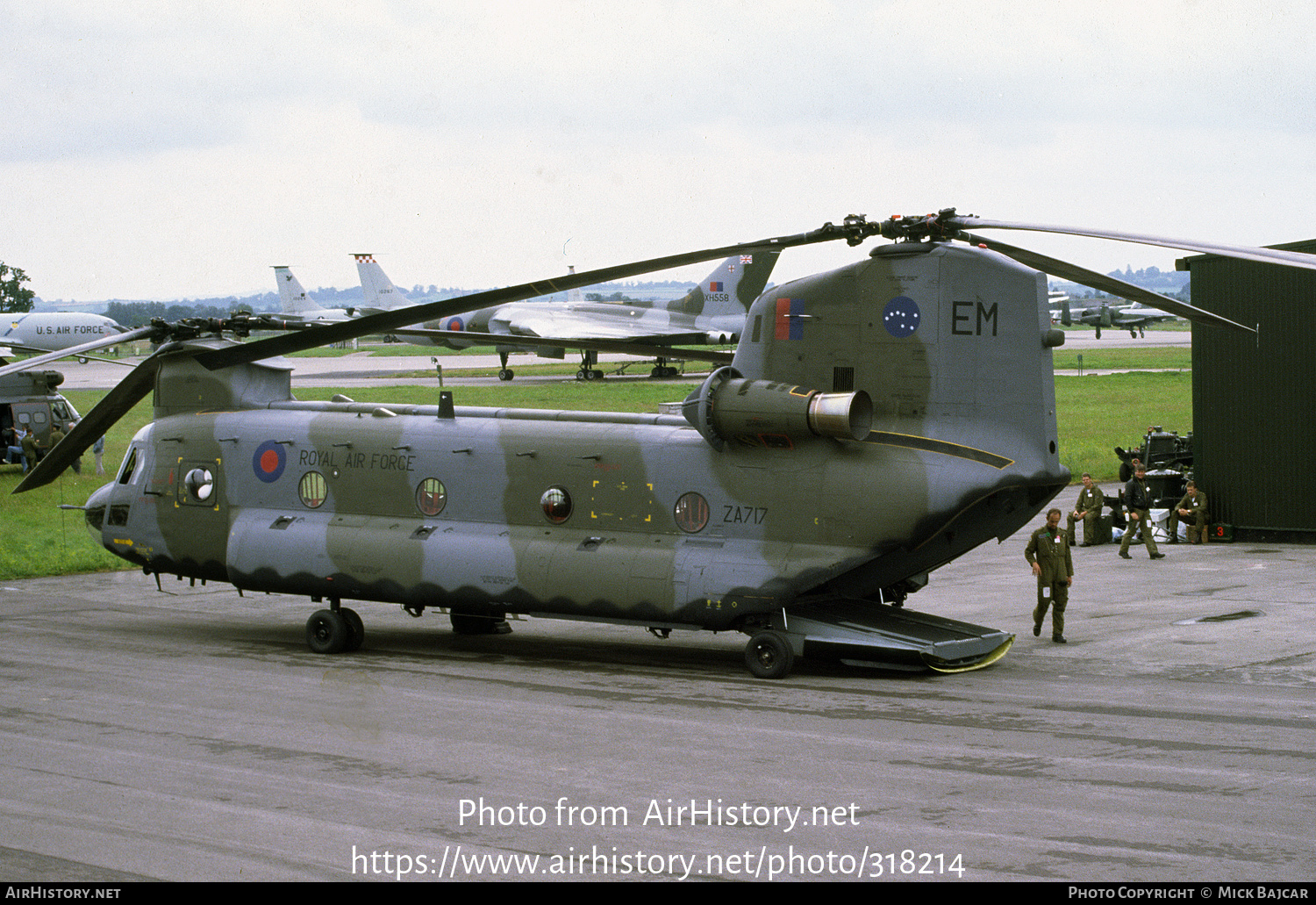 Aircraft Photo of ZA717 | Boeing Vertol Chinook HC1B (352) | UK - Air Force | AirHistory.net #318214