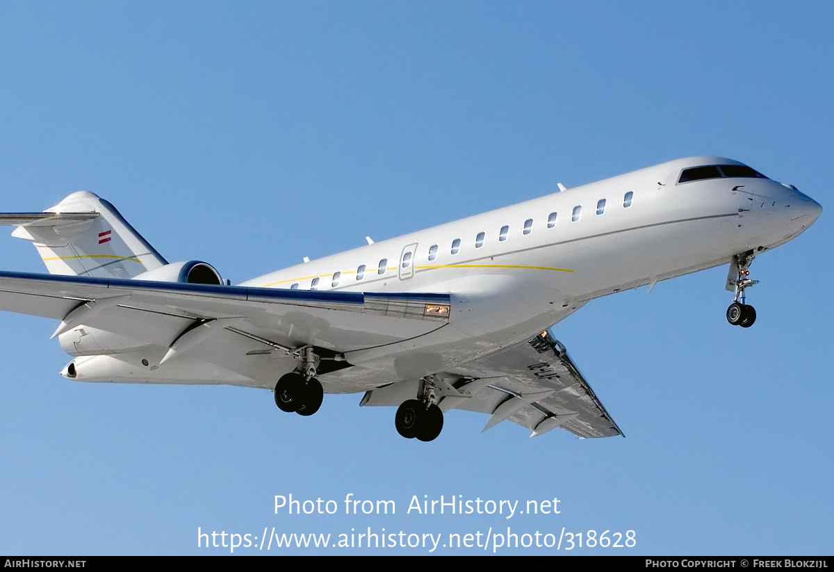 Aircraft Photo of OE-LAF | Bombardier Global Express XRS (BD-700-1A10) | VistaJet | AirHistory.net #318628