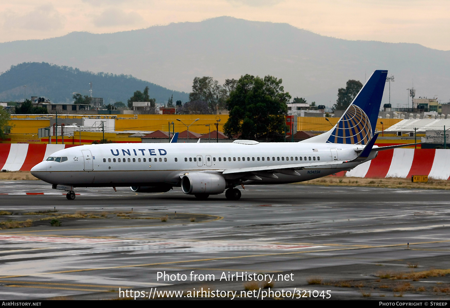 Aircraft Photo of N24224 | Boeing 737-824 | United Airlines | AirHistory.net #321045