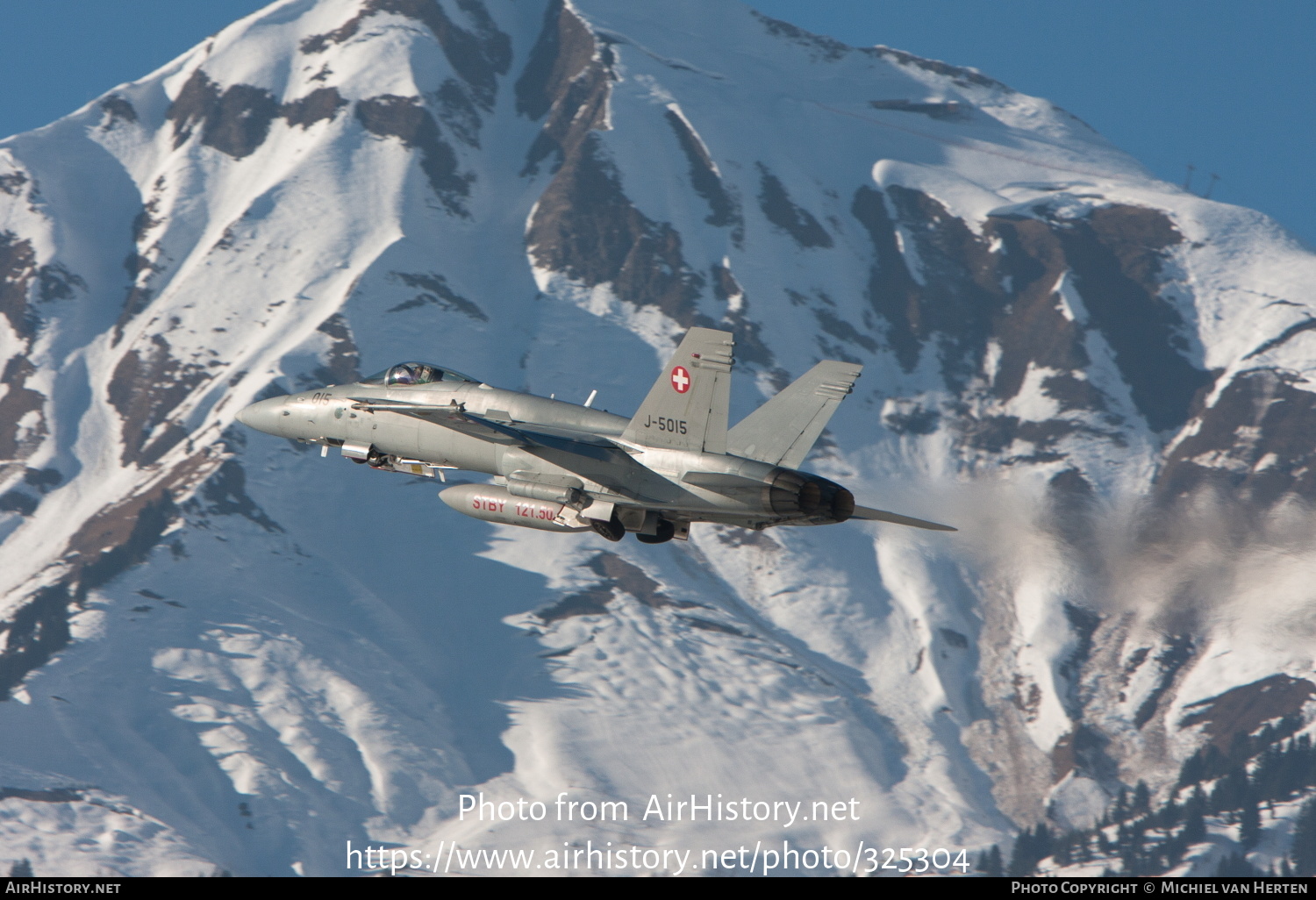 Aircraft Photo of J-5015 | McDonnell Douglas F/A-18C Hornet | Switzerland - Air Force | AirHistory.net #325304