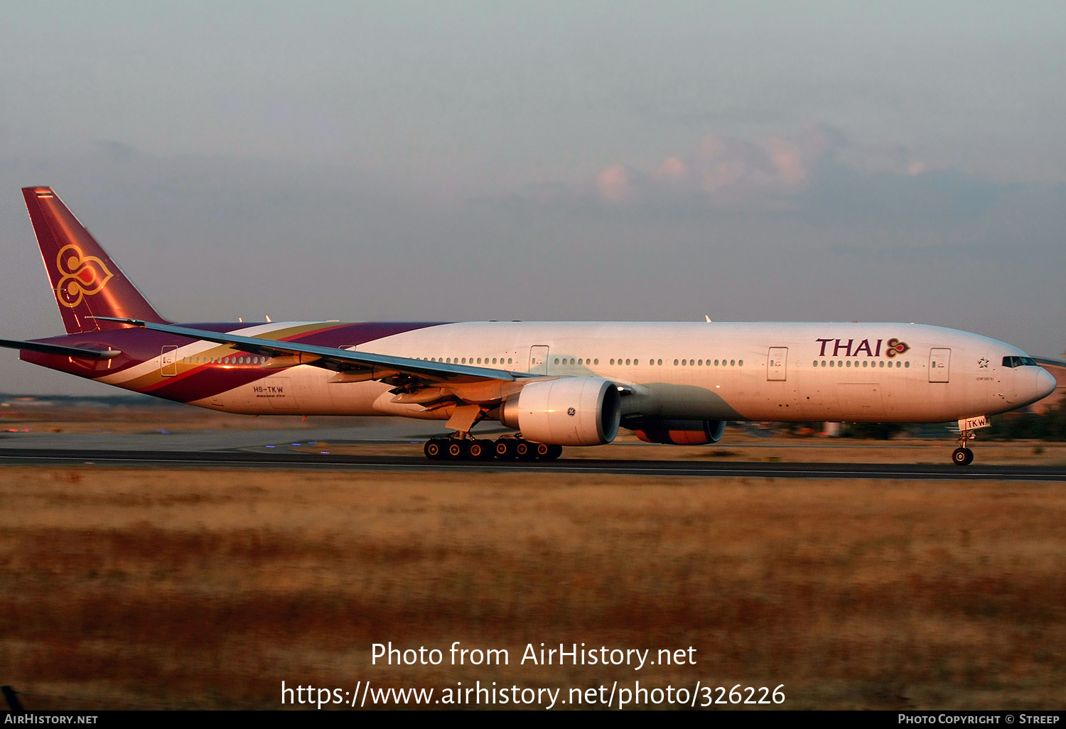 Aircraft Photo of HS-TKW | Boeing 777-3D7/ER | Thai Airways International | AirHistory.net #326226