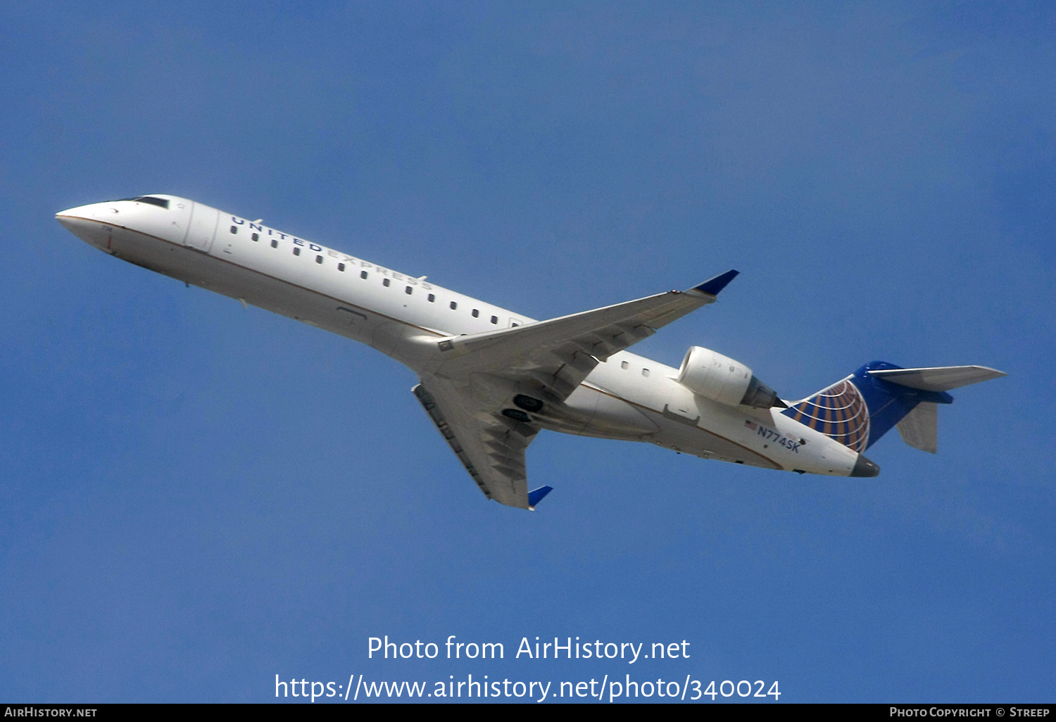 Aircraft Photo of N774SK | Bombardier CRJ-701ER (CL-600-2C10) | United Express | AirHistory.net #340024