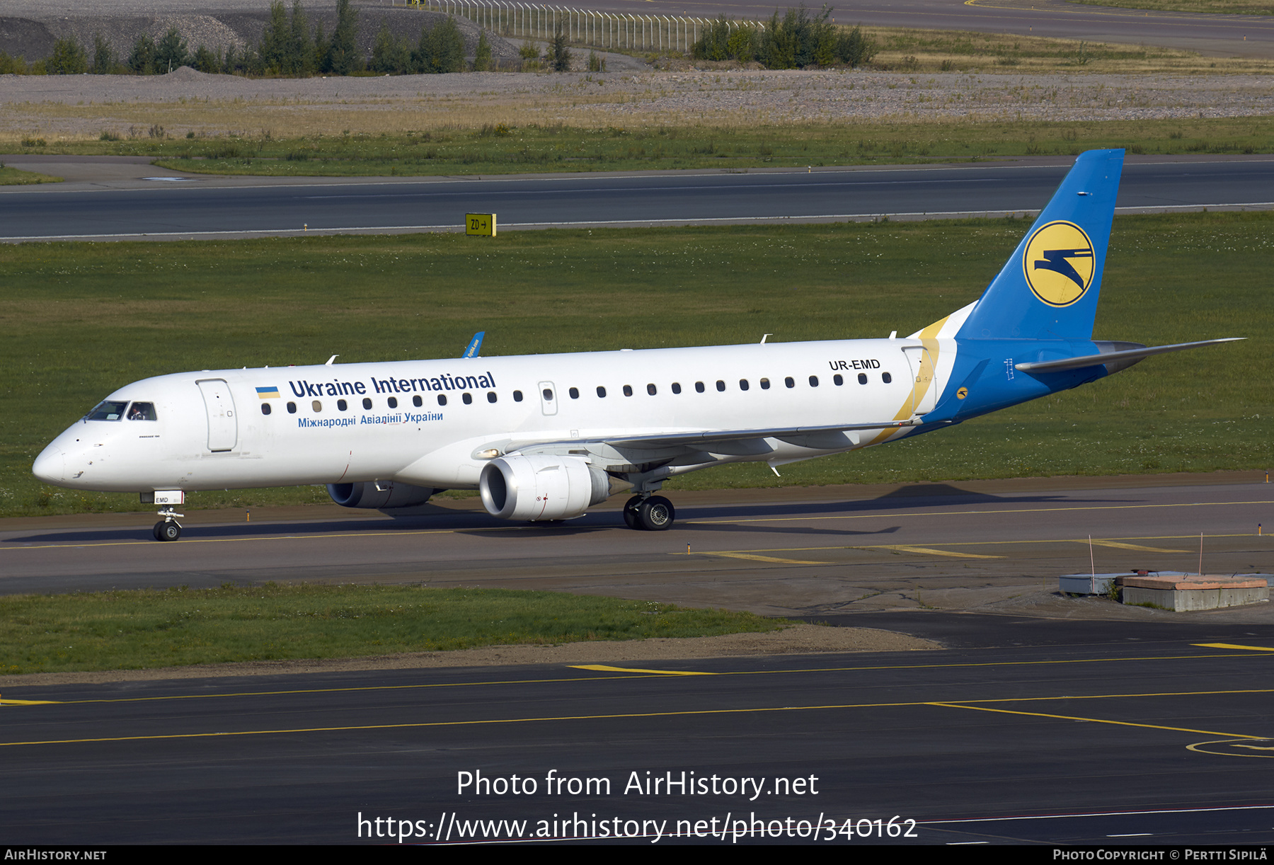 Aircraft Photo of UR-EMD | Embraer 190STD (ERJ-190-100STD) | Ukraine International Airlines | AirHistory.net #340162