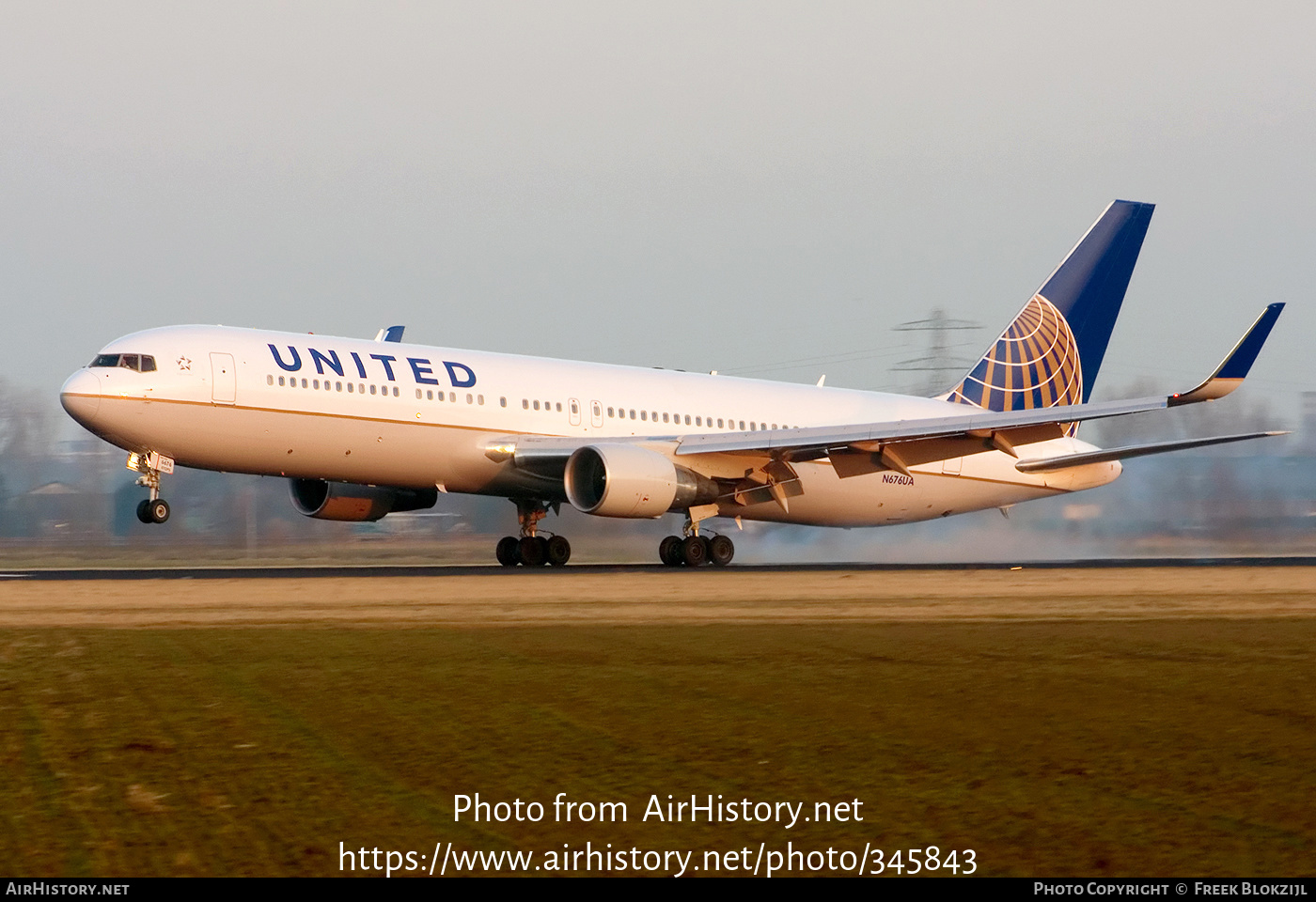 Aircraft Photo of N676UA | Boeing 767-322/ER | United Airlines | AirHistory.net #345843