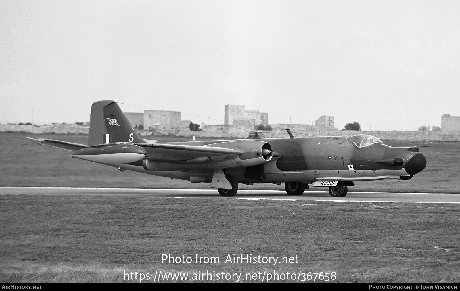 Aircraft Photo of WJ981 | English Electric Canberra T17 | UK - Air Force | AirHistory.net #367658