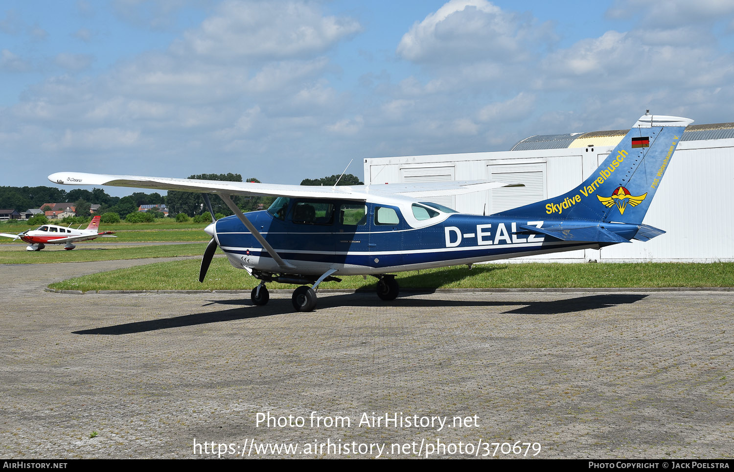 Aircraft Photo of D-EALZ | Cessna P206D Super Skylane | Skydive Varrelbusch - Fallschirmsportgruppe Wildeshausen | AirHistory.net #370679