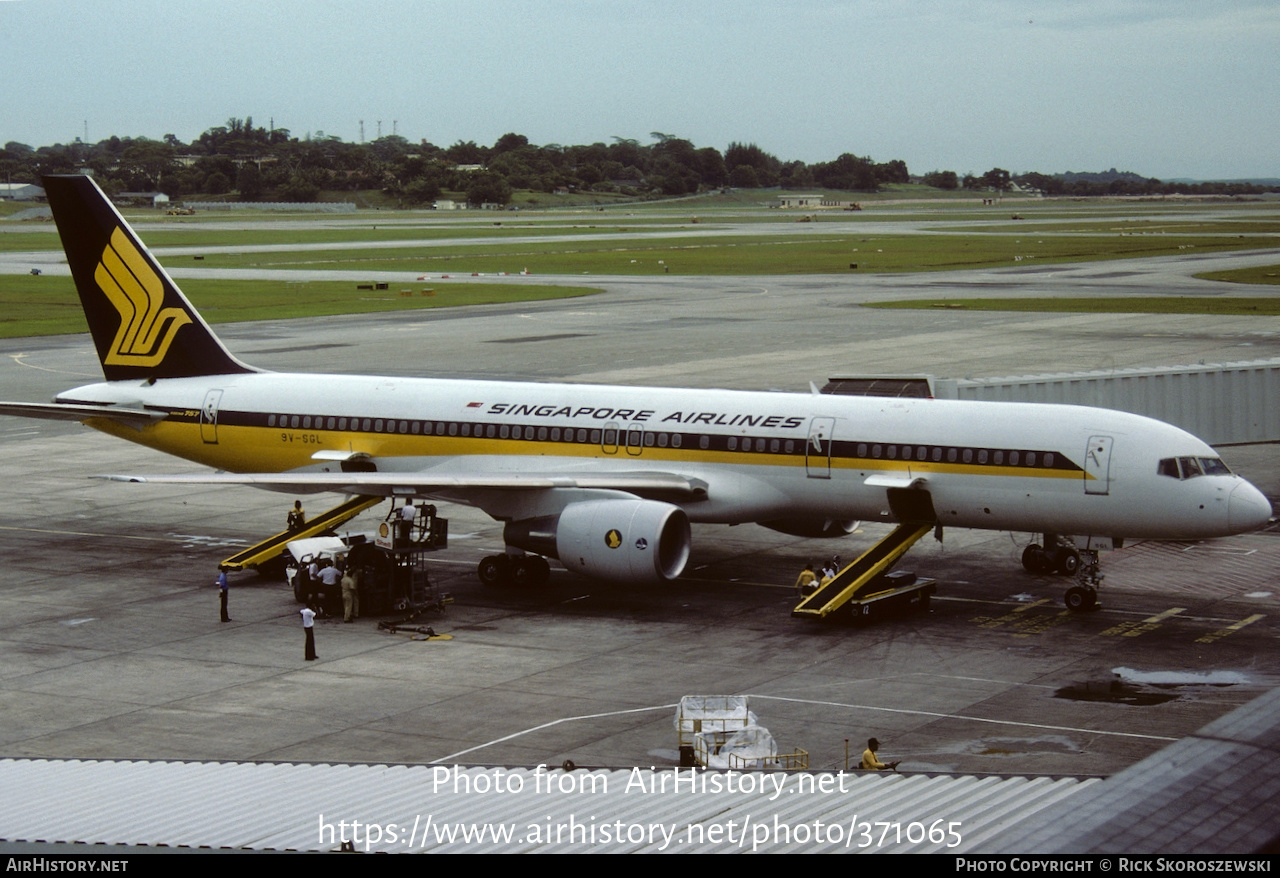 Aircraft Photo of 9V-SGL | Boeing 757-212 | Singapore Airlines | AirHistory.net #371065