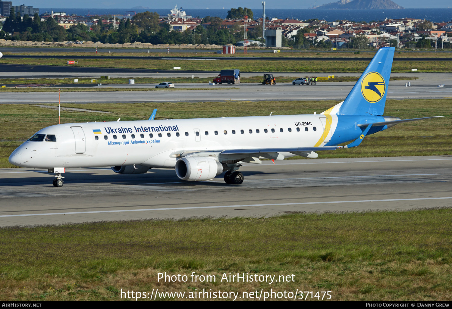 Aircraft Photo of UR-EMC | Embraer 190STD (ERJ-190-100STD) | Ukraine International Airlines | AirHistory.net #371475