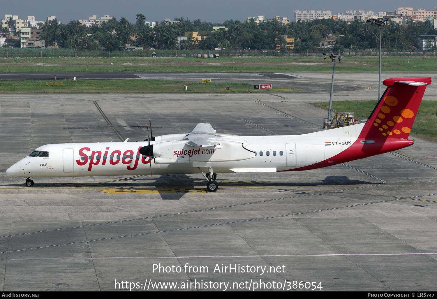 aircraft-photo-of-vt-suk-bombardier-dhc-8-402-dash-8-spicejet