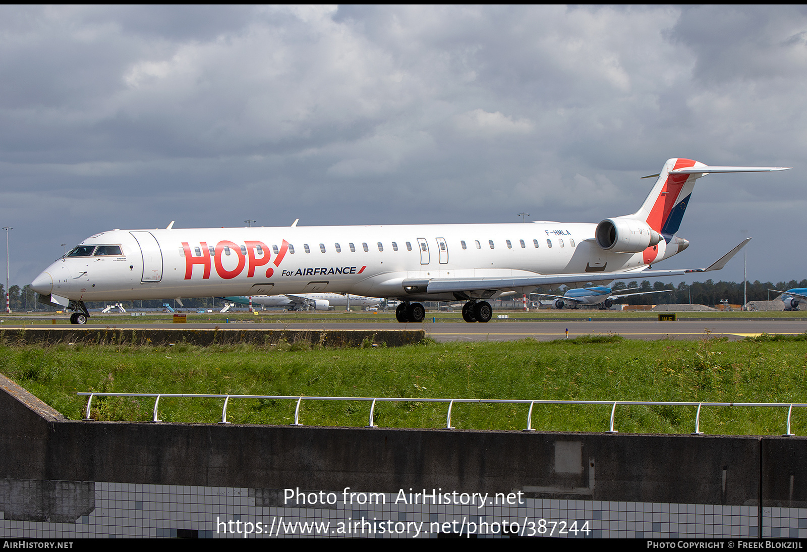 Aircraft Photo of F-HMLA | Bombardier CRJ-1000EL NG (CL-600-2E25) | Hop! | AirHistory.net #387244