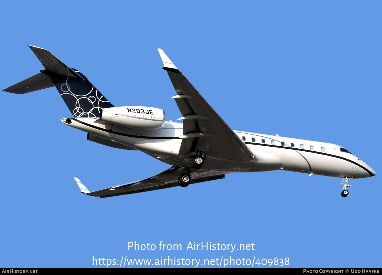 Aircraft Photo of N203JE | Bombardier Global 6000 (BD-700-1A10) | AirHistory.net #409838