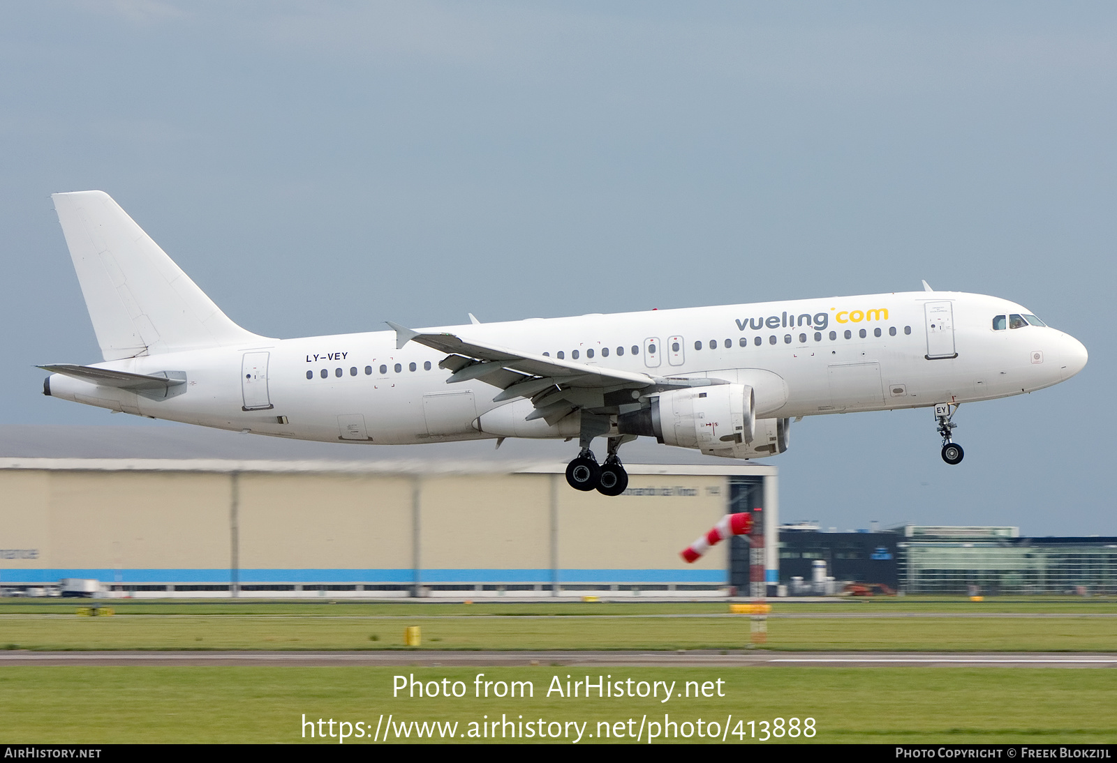 Aircraft Photo of LY-VEY | Airbus A320-212 | Vueling Airlines | AirHistory.net #413888