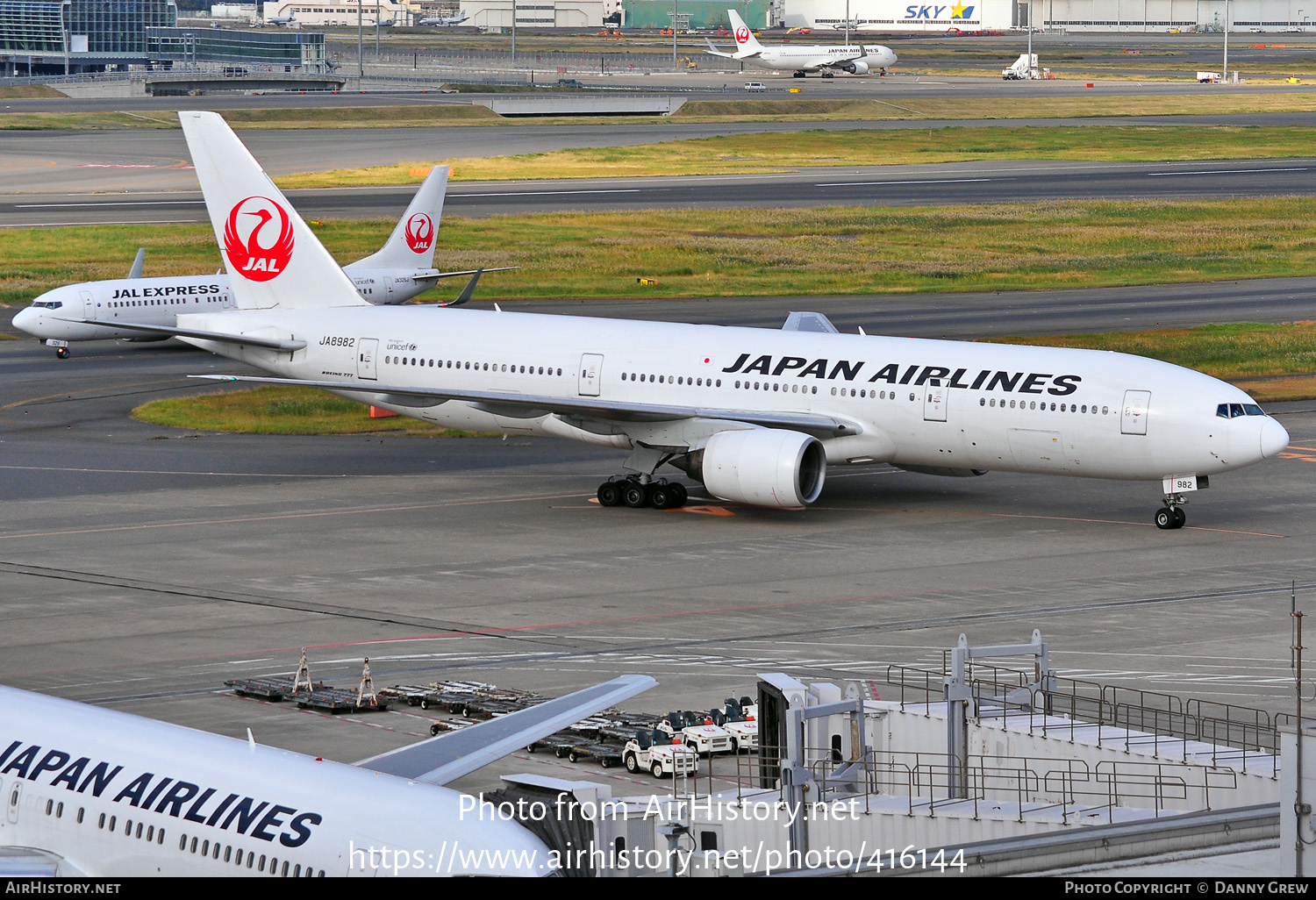 Aircraft Photo of JA8982 | Boeing 777-246 | Japan Airlines - JAL | AirHistory.net #416144