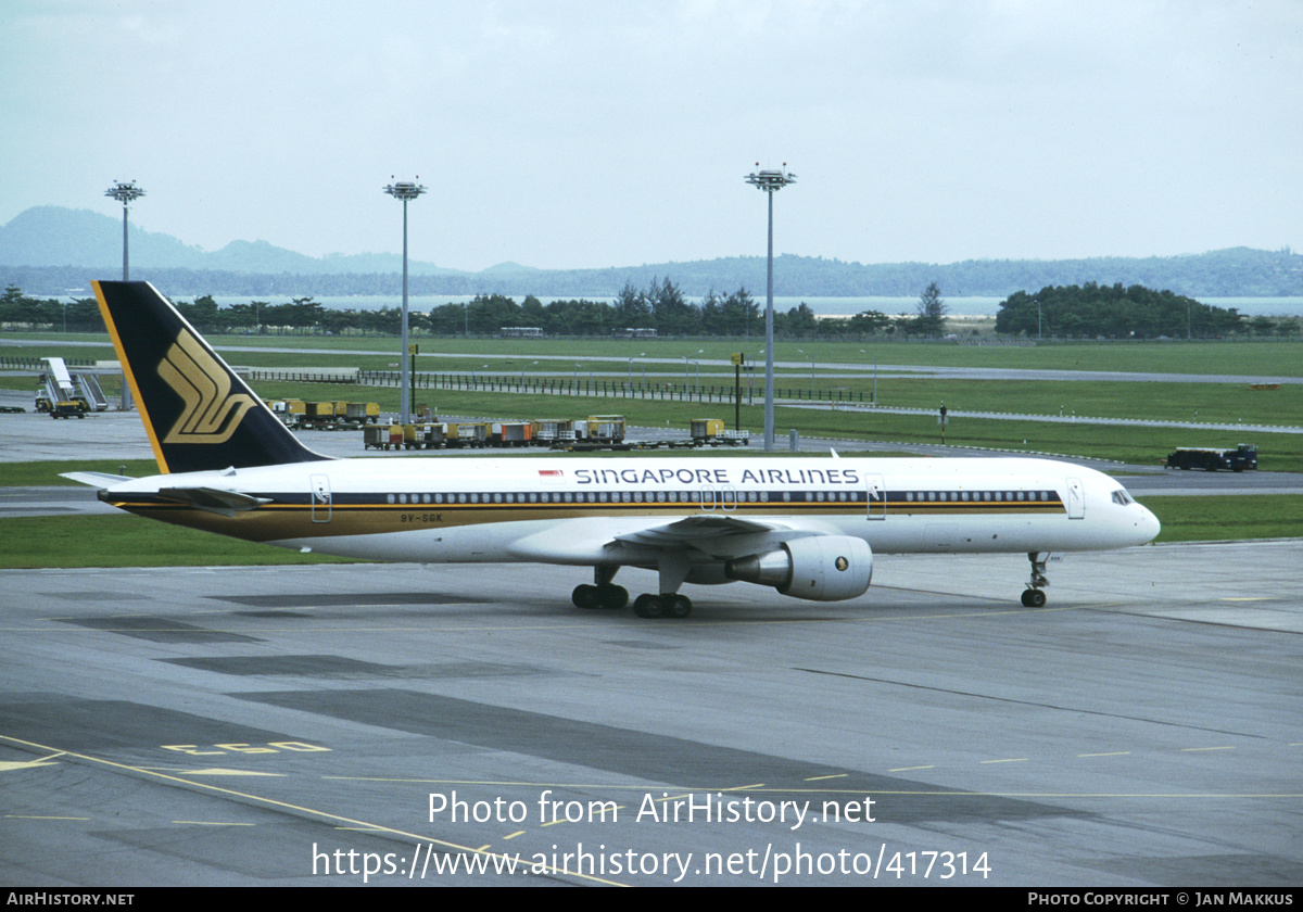 Aircraft Photo of 9V-SGK | Boeing 757-212 | Singapore Airlines | AirHistory.net #417314