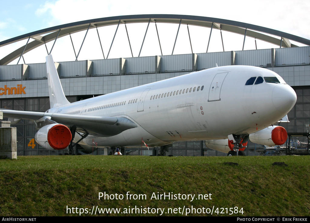 Aircraft Photo of V8-AC3 | Airbus A340-213 | AirHistory.net #421584