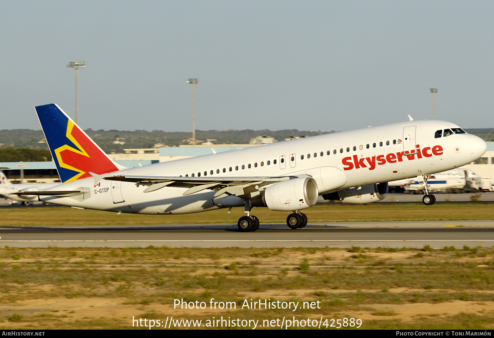 Aircraft Photo of C-GTDP | Airbus A320-214 | Skyservice Airlines | AirHistory.net #425889