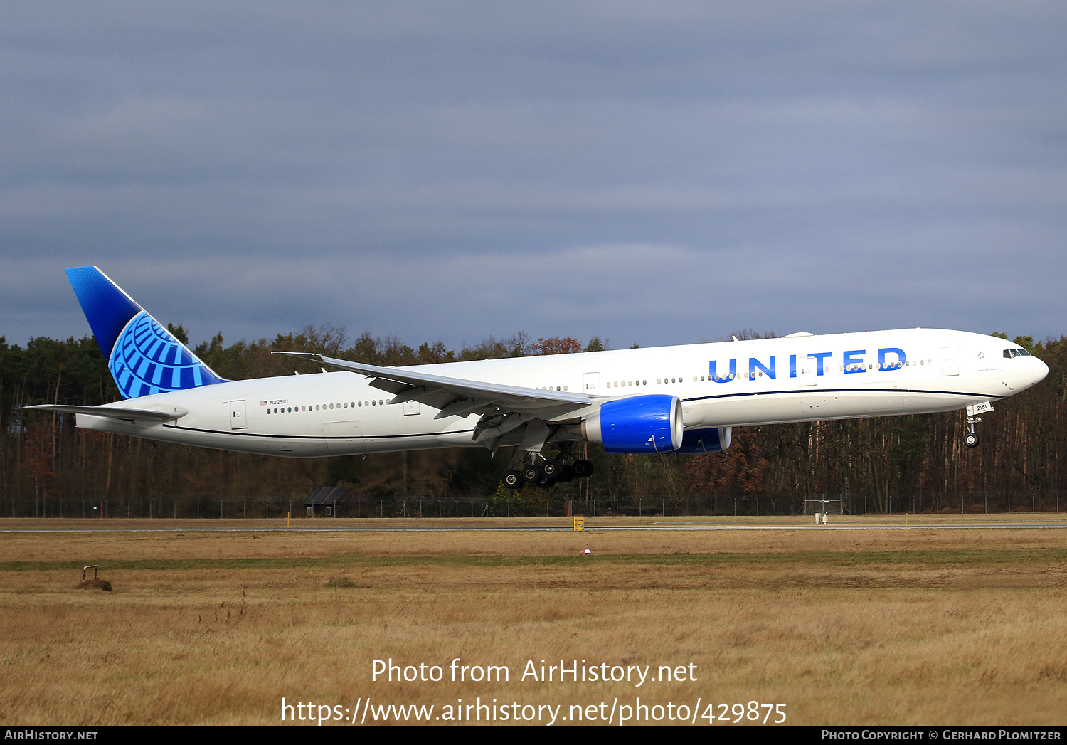 Aircraft Photo of N2251U | Boeing 777-300/ER | United Airlines | AirHistory.net #429875