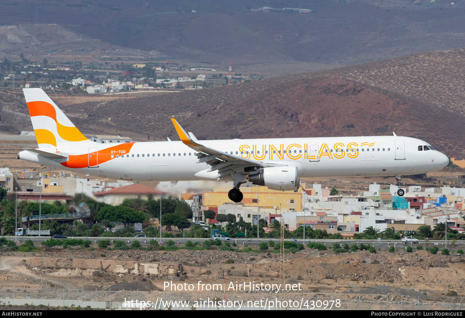 Aircraft Photo of OY-TCD | Airbus A321-211 | Sunclass Airlines | AirHistory.net #430978