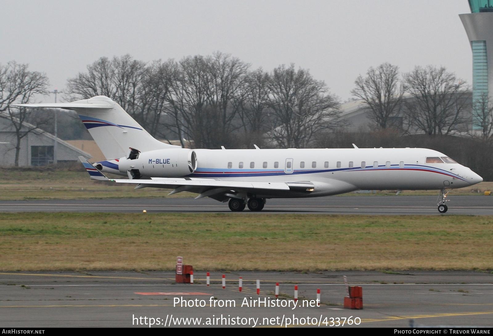 Aircraft Photo of M-BLUE | Bombardier Global 6000 (BD-700-1A10) | AirHistory.net #433760