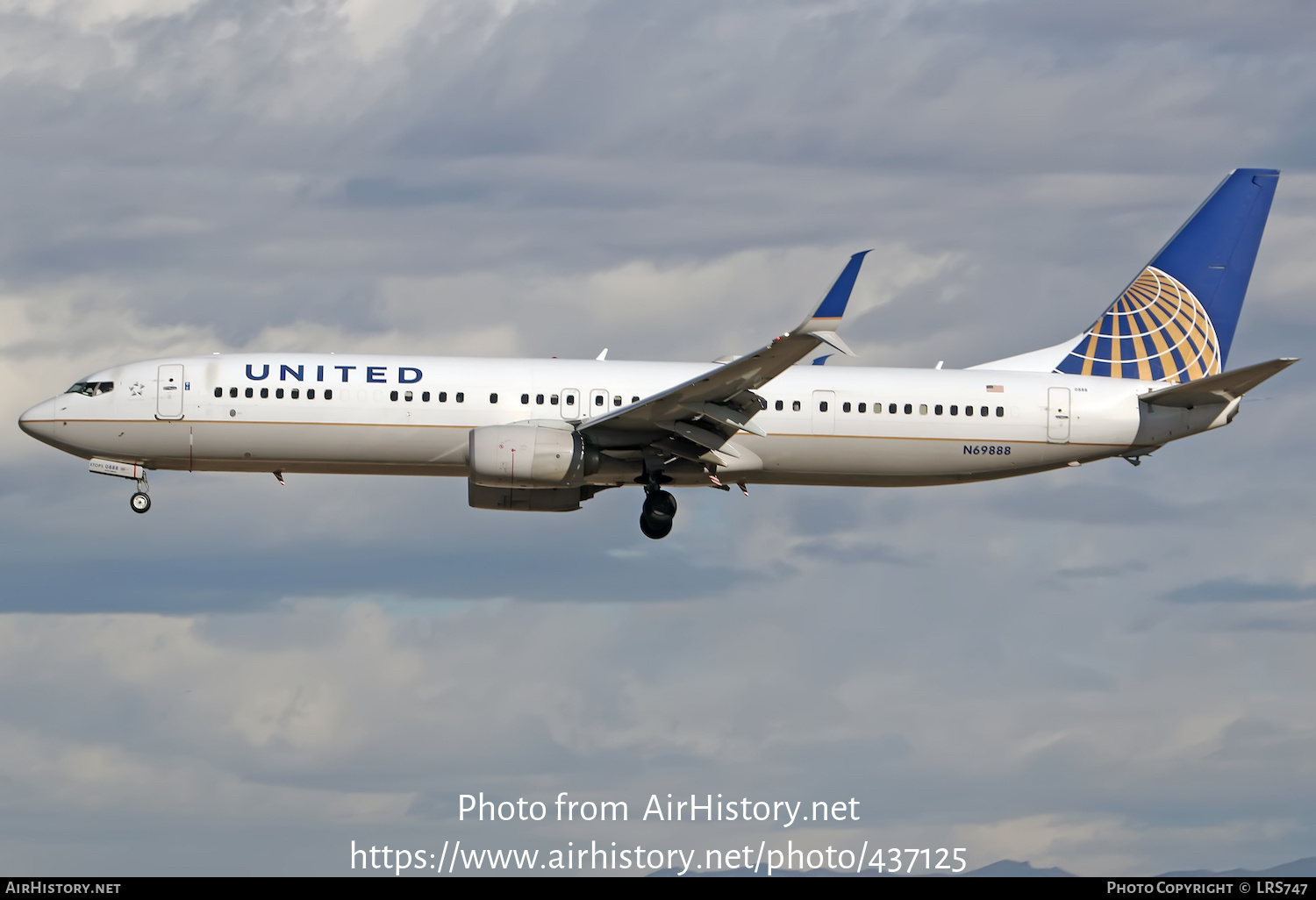 Aircraft Photo of N69888 | Boeing 737-924/ER | United Airlines | AirHistory.net #437125