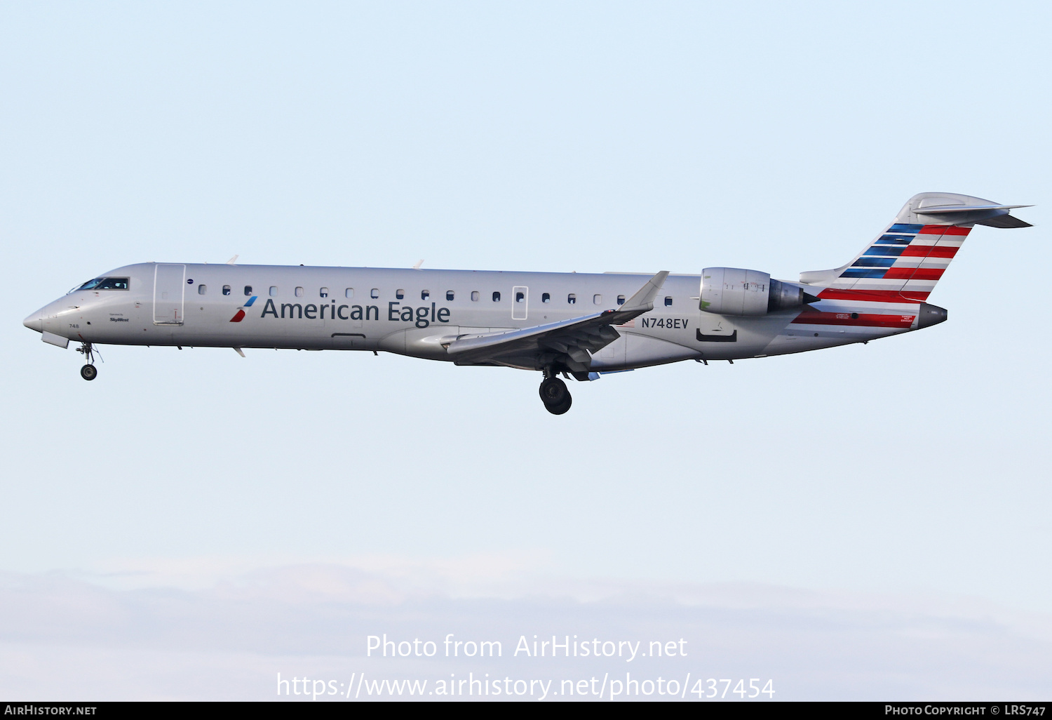 Aircraft Photo of N748EV | Bombardier CRJ-701ER (CL-600-2C10) | American Eagle | AirHistory.net #437454