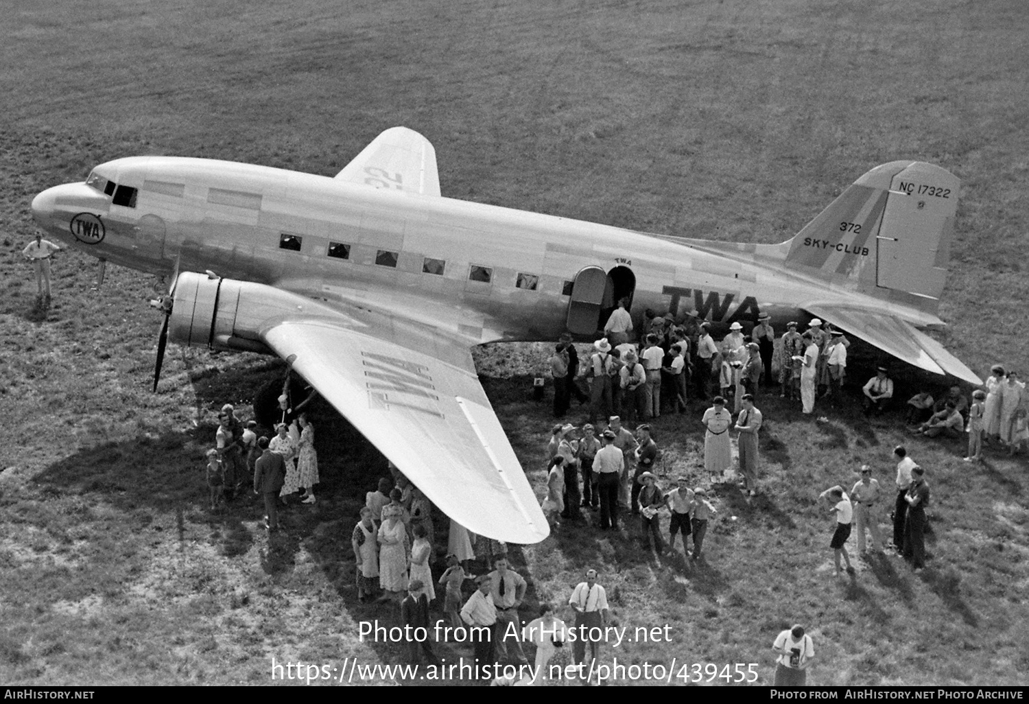 Aircraft Photo of NC17322 | Douglas DC-3-209 | TWA - Transcontinental and Western Air | AirHistory.net #439455