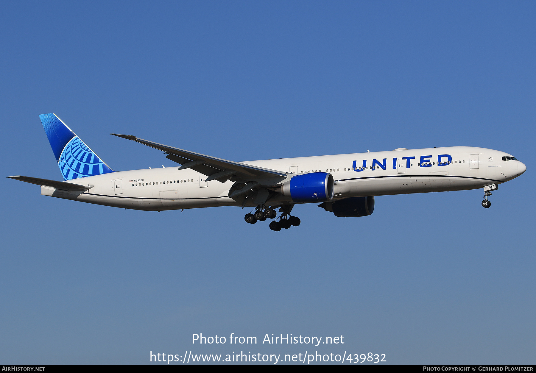 Aircraft Photo of N2352U | Boeing 777-300/ER | United Airlines | AirHistory.net #439832