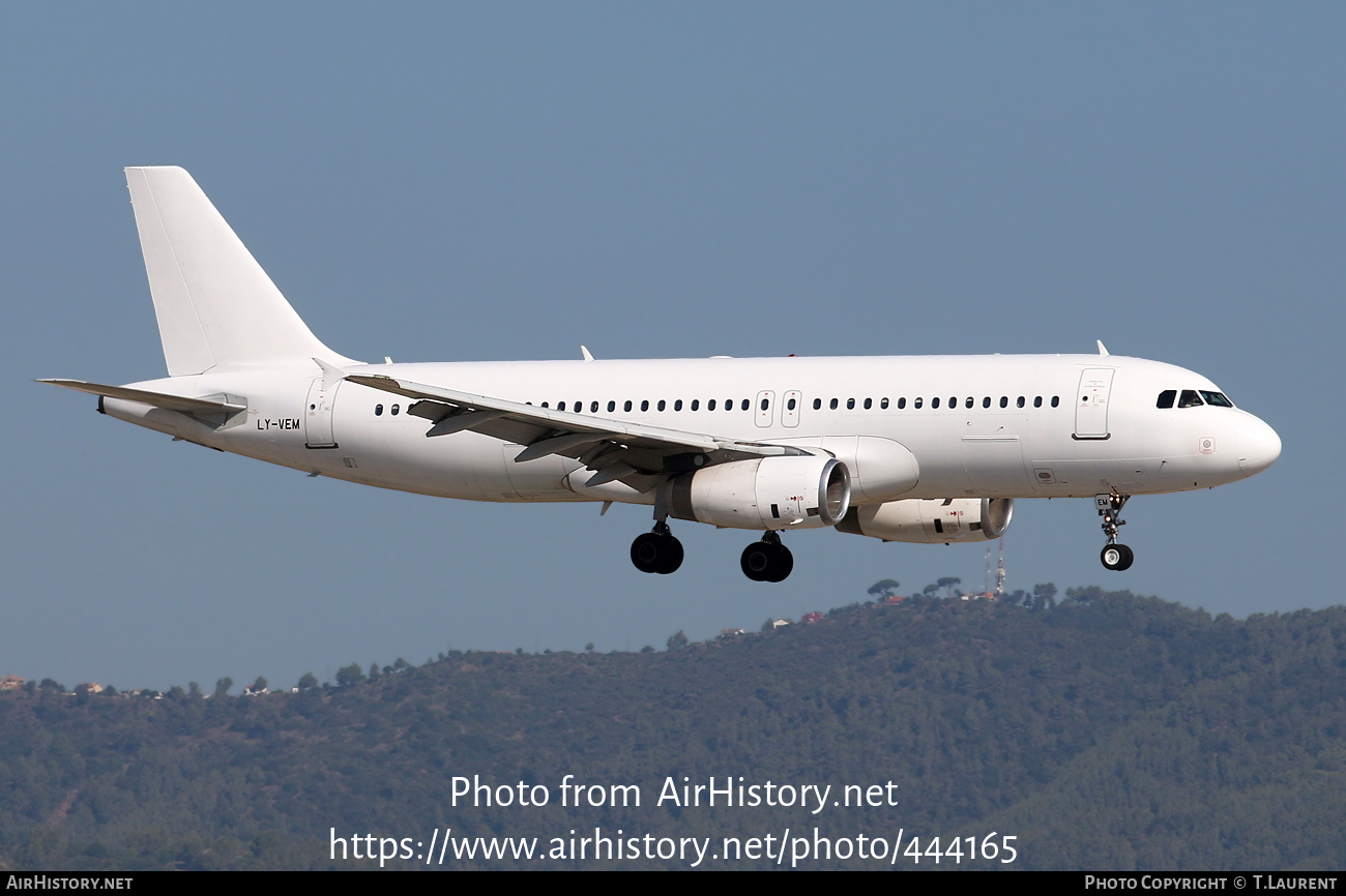 Aircraft Photo of LY-VEM | Airbus A320-233 | AirHistory.net #444165