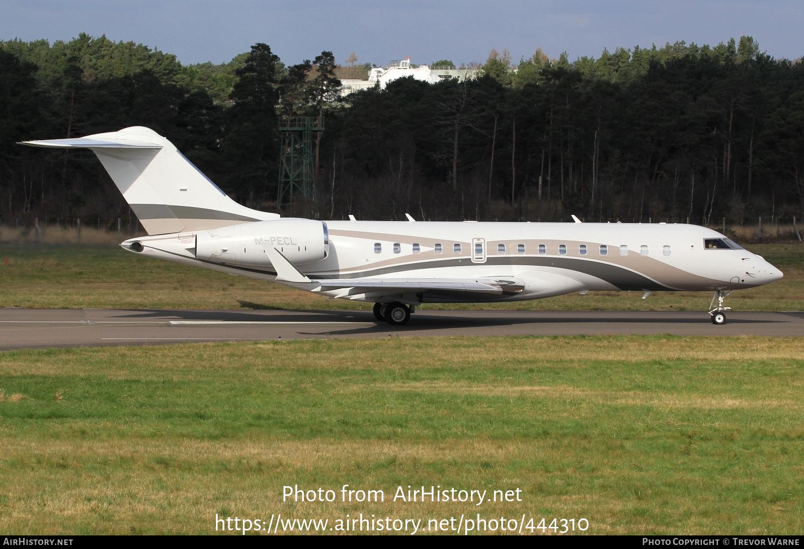 Aircraft Photo of M-PECL | Bombardier Global 6000 (BD-700-1A10) | AirHistory.net #444310