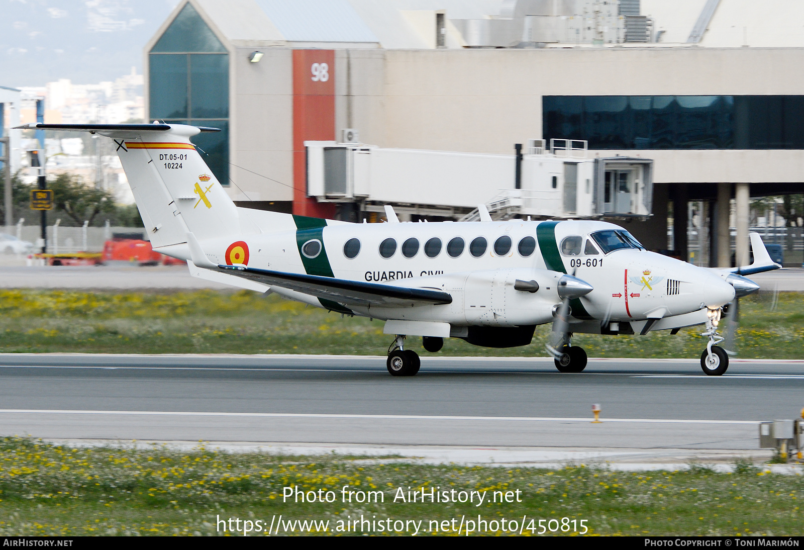 Aircraft Photo of DT.05-01 | Hawker Beechcraft 350i King Air (B300) | Spain - Guardia Civil | AirHistory.net #450815