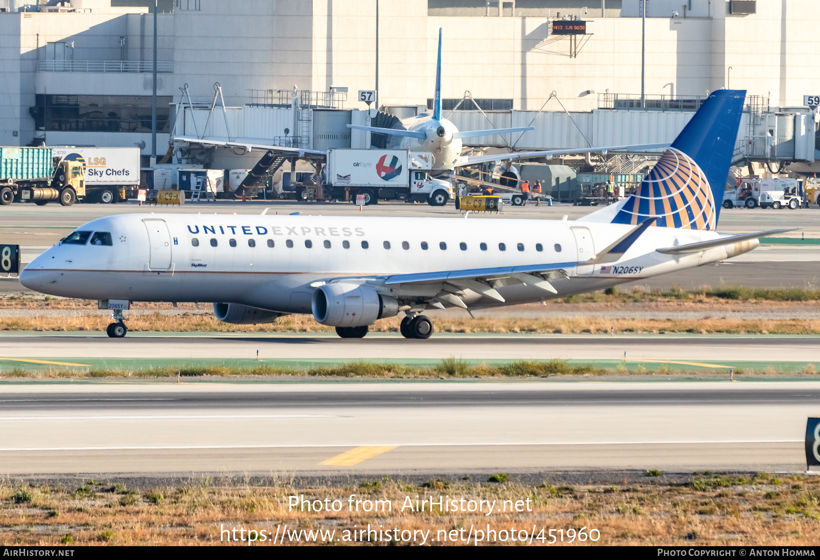 Aircraft Photo of N206SY | Embraer 175LR (ERJ-170-200LR) | United Express | AirHistory.net #451960