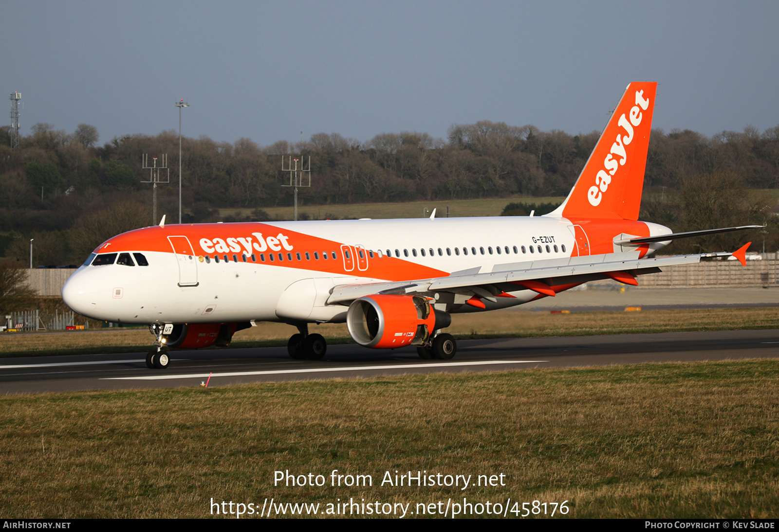 Aircraft Photo of G-EZUT | Airbus A320-214 | EasyJet | AirHistory.net #458176