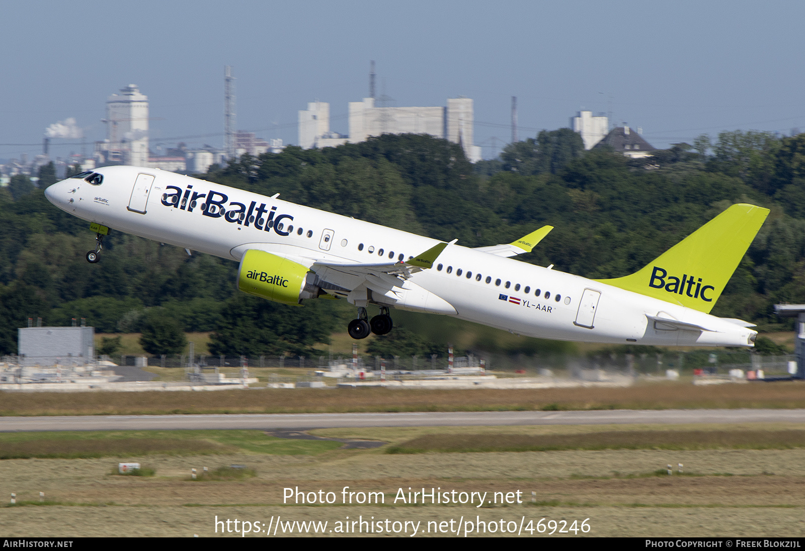 Aircraft Photo of YL-AAR | Airbus A220-371 (BD-500-1A11) | AirBaltic | AirHistory.net #469246