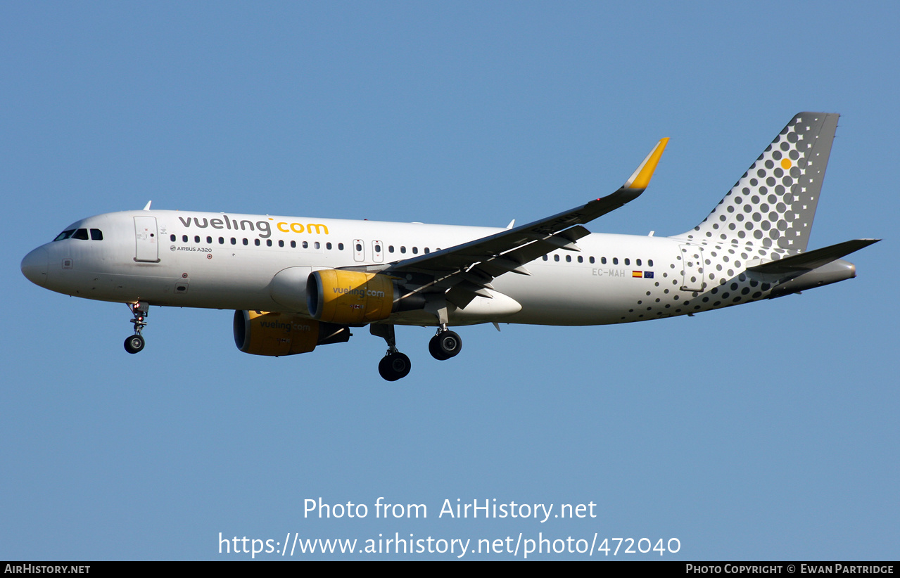 Aircraft Photo of EC-MAH | Airbus A320-214 | Vueling Airlines | AirHistory.net #472040