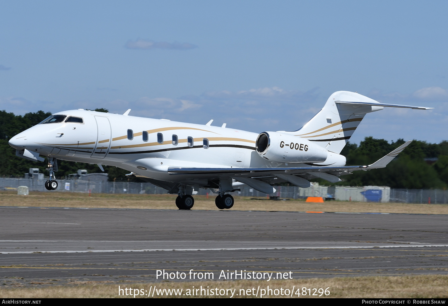 Aircraft Photo of G-OOEG | Bombardier Challenger 350 (BD-100-1A10) | AirHistory.net #481296