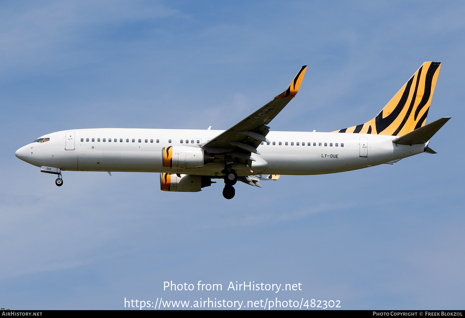 Aircraft Photo of LY-DUE | Boeing 737-8FE | AirHistory.net #482302