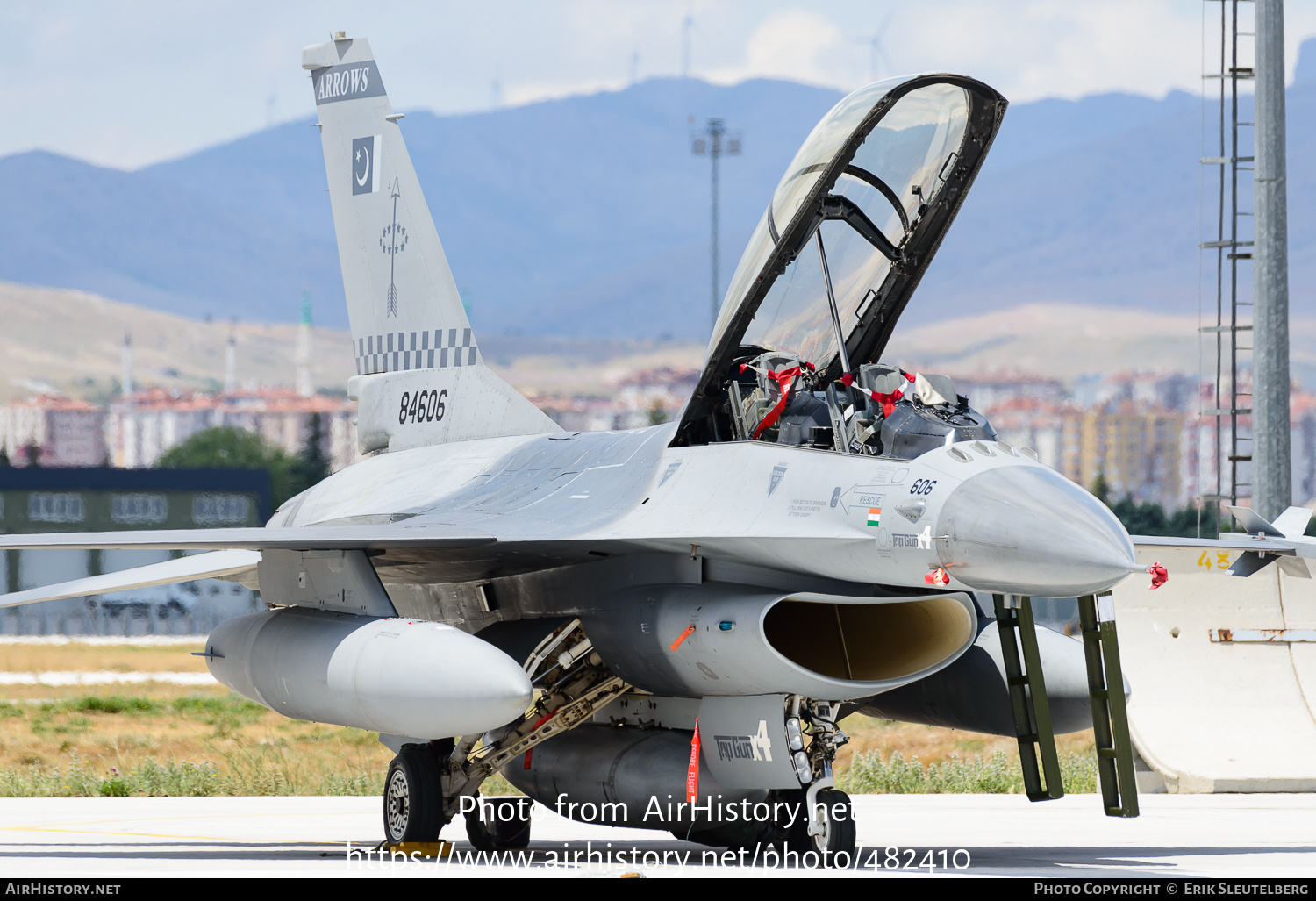 Aircraft Photo of 84606 | General Dynamics F-16B Fighting Falcon | Pakistan - Air Force | AirHistory.net #482410