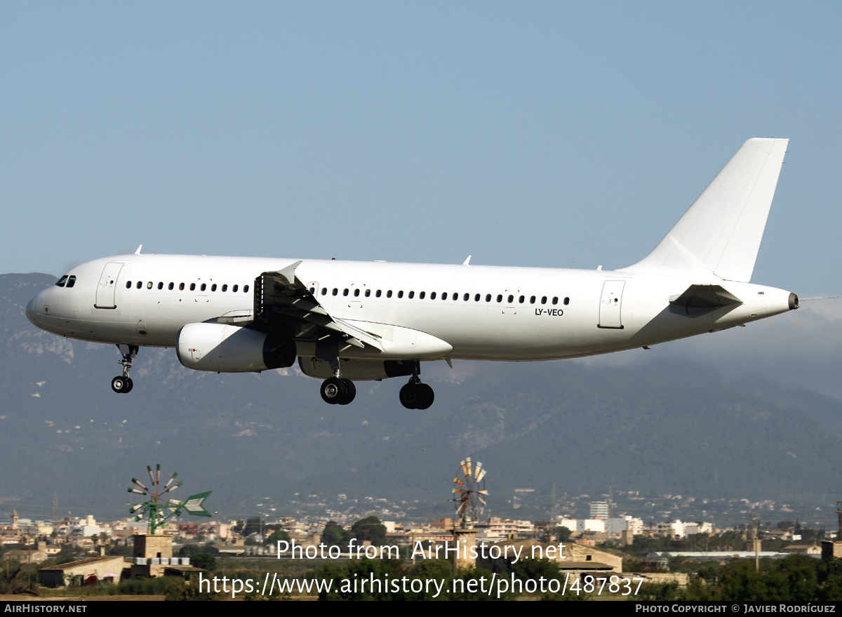 Aircraft Photo of LY-VEO | Airbus A320-233 | AirHistory.net #487837