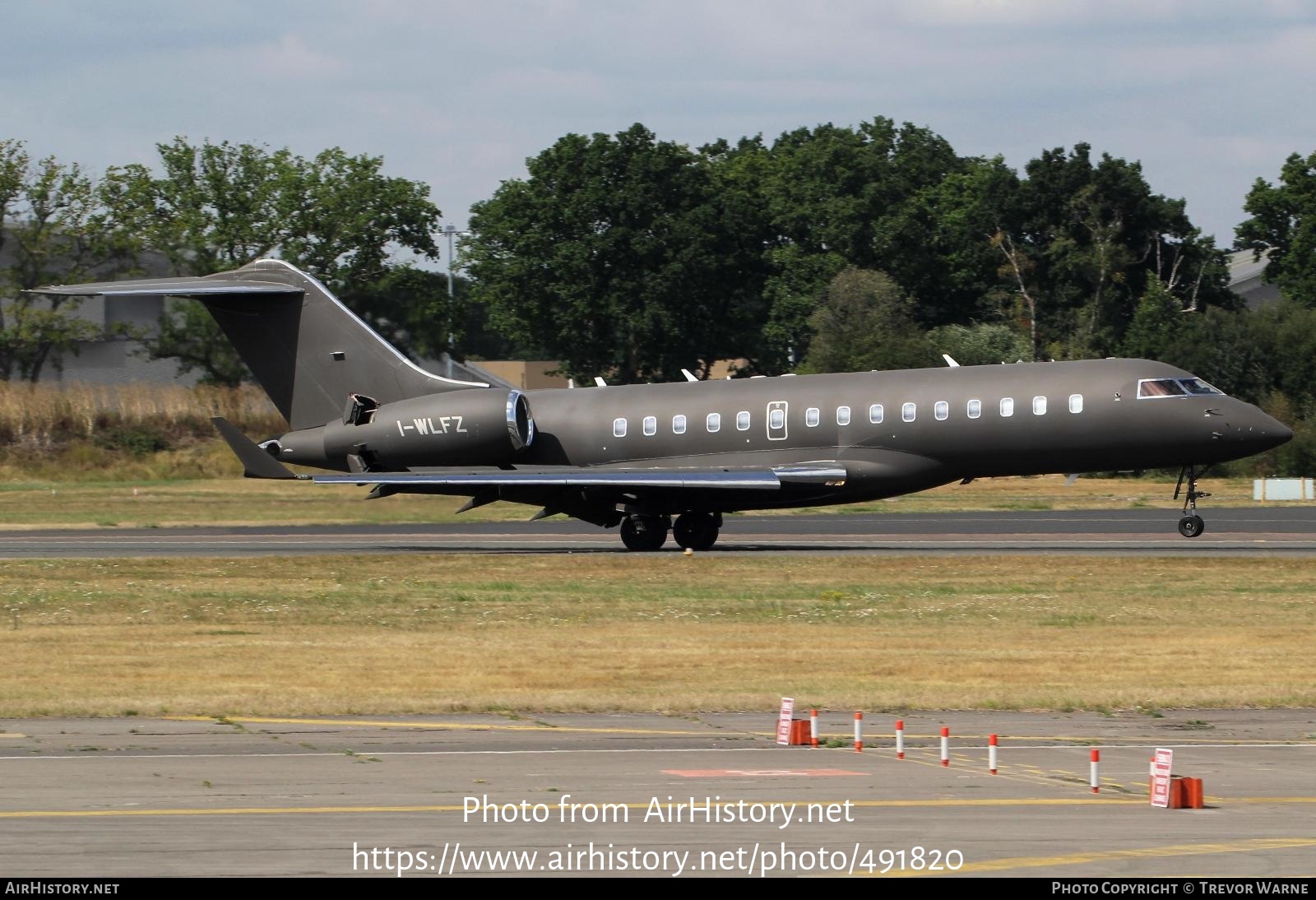 Aircraft Photo of I-WLFZ | Bombardier Global Express XRS (BD-700-1A10) | AirHistory.net #491820