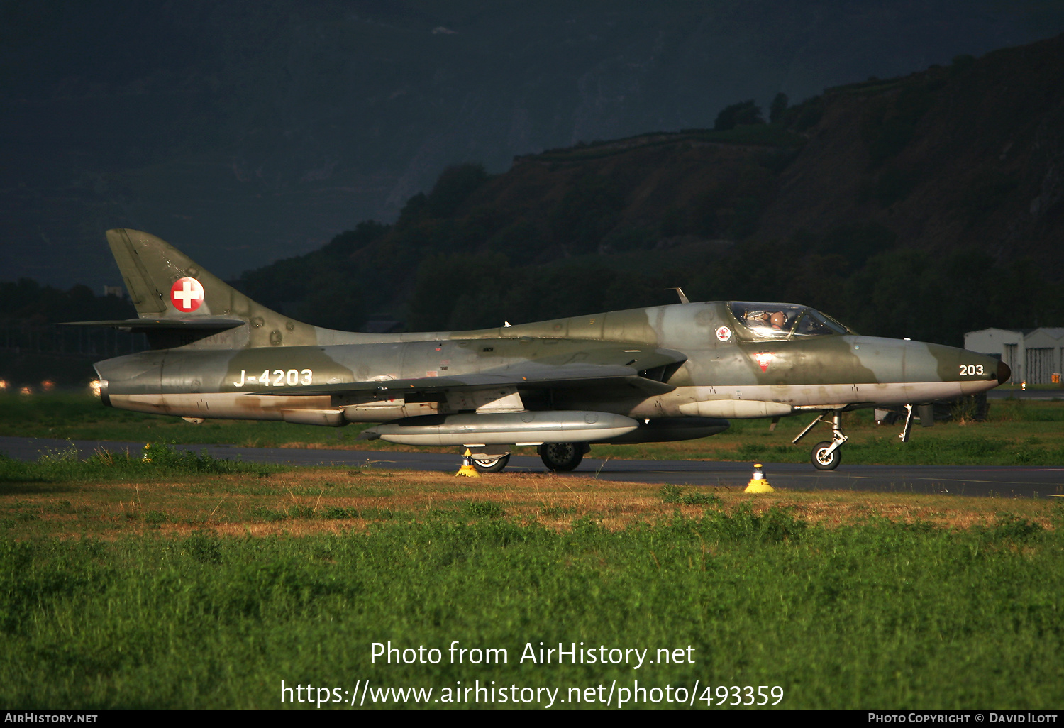 Aircraft Photo of HB-RVW / J-4203 | Hawker Hunter T68 | Switzerland - Air Force | AirHistory.net #493359