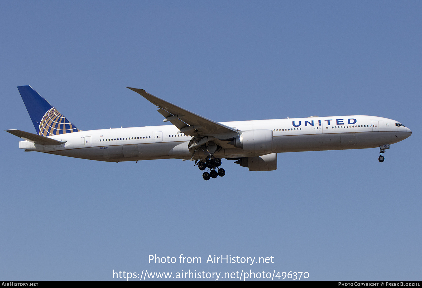 Aircraft Photo of N2138U | Boeing 777-300/ER | United Airlines | AirHistory.net #496370