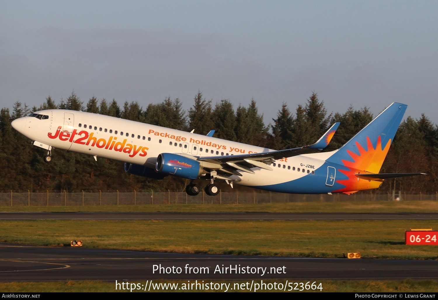 Aircraft Photo of G-JZBE | Boeing 737-800 | Jet2 Holidays | AirHistory.net #523664