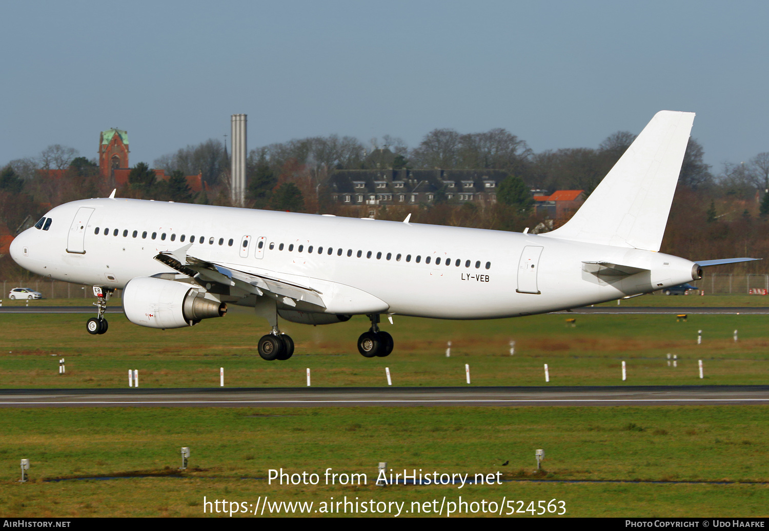 Aircraft Photo of LY-VEB | Airbus A320-214 | AirHistory.net #524563