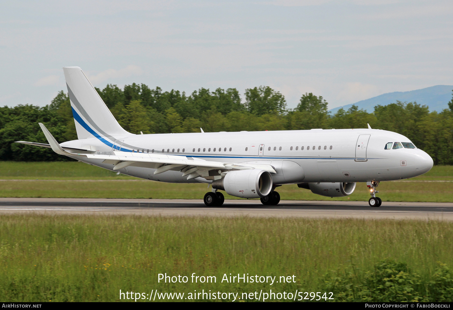 Aircraft Photo of M-YBUS | Airbus ACJ320 (A320-214/CJ) | AirHistory.net #529542