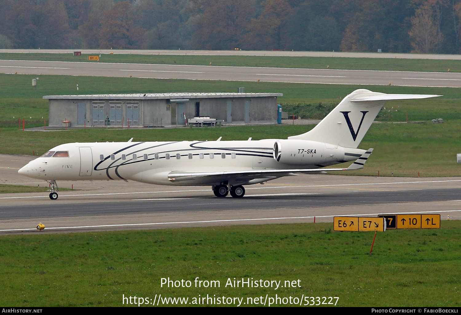 Aircraft Photo of T7-SKA | Bombardier Global Express XRS (BD-700-1A10) | AirHistory.net #533227