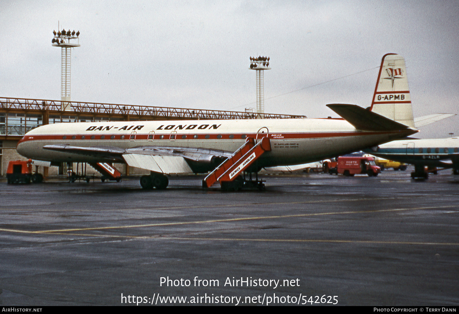 Aircraft Photo of G-APMB | De Havilland D.H. 106 Comet 4B | Dan-Air London | AirHistory.net #542625