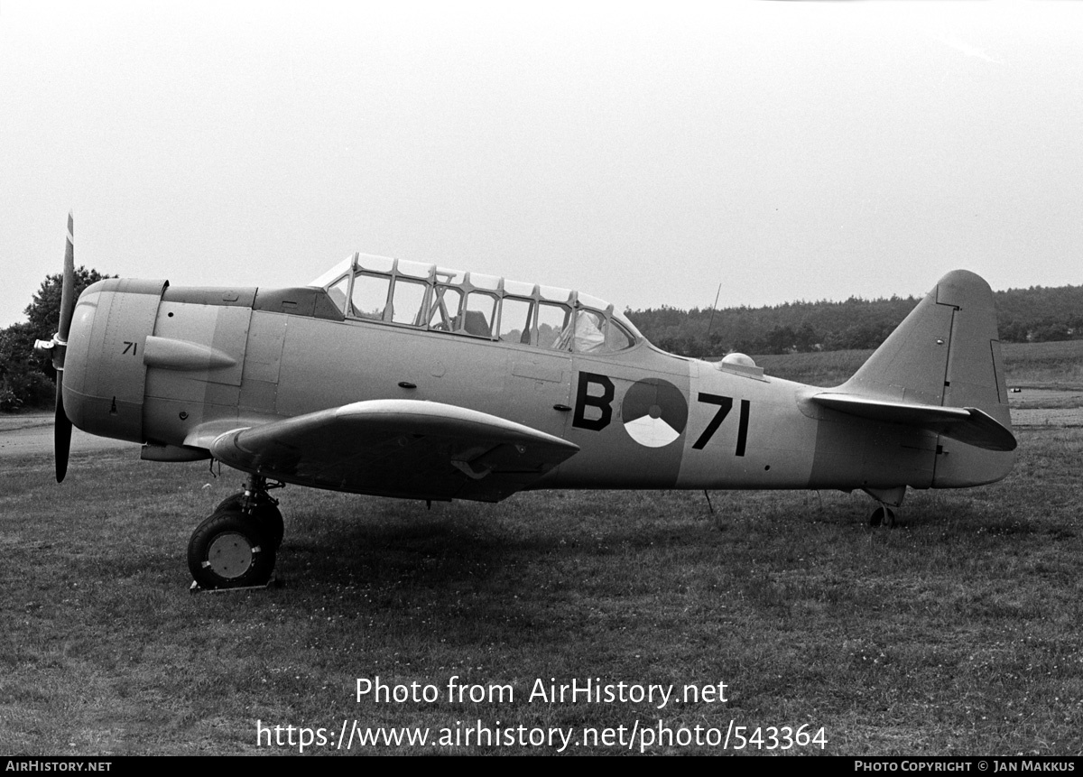 Aircraft Photo of B-71 | North American AT-16 Harvard IIB | Netherlands - Air Force | AirHistory.net #543364