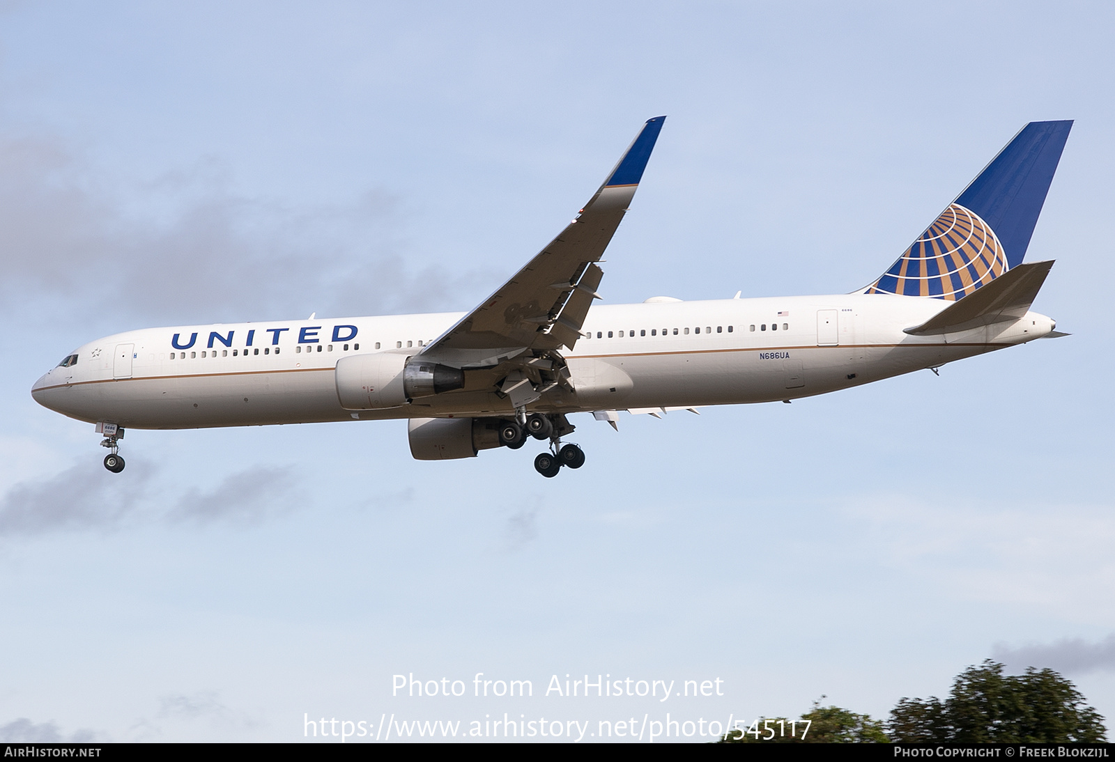 Aircraft Photo of N686UA | Boeing 767-3CB/ER | United Airlines | AirHistory.net #545117