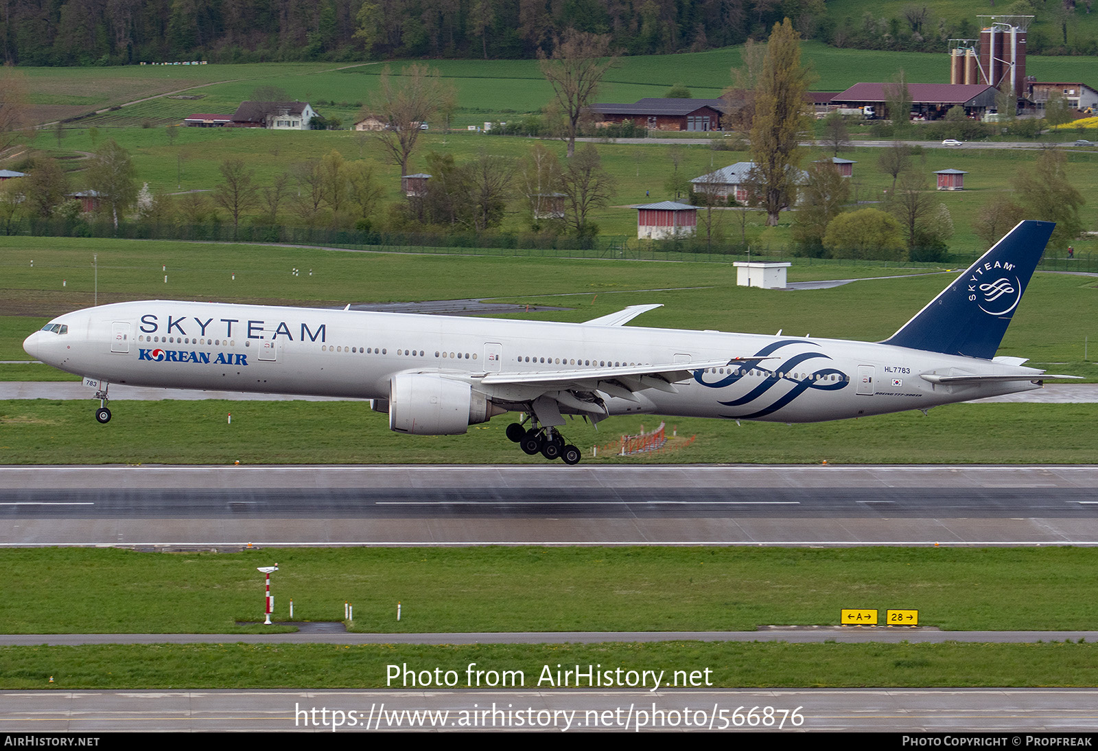 Aircraft Photo of HL7783 | Boeing 777-3B5/ER | Korean Air | AirHistory.net #566876