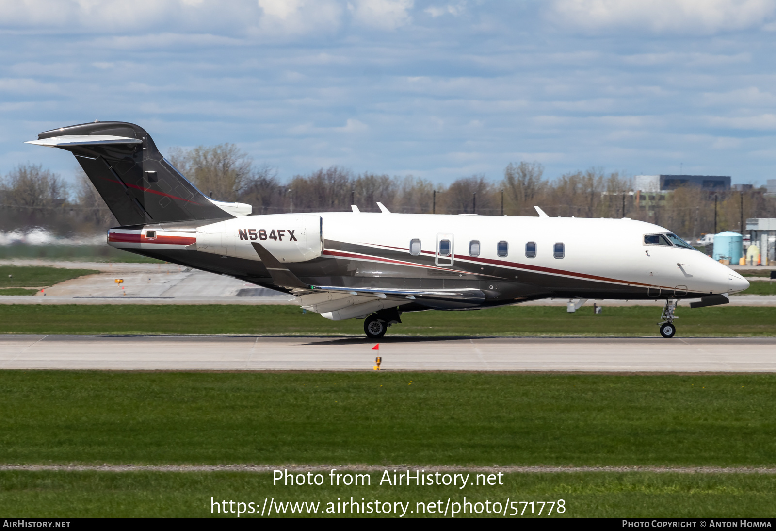 Aircraft Photo of N584FX | Bombardier Challenger 350 (BD-100-1A10) | AirHistory.net #571778